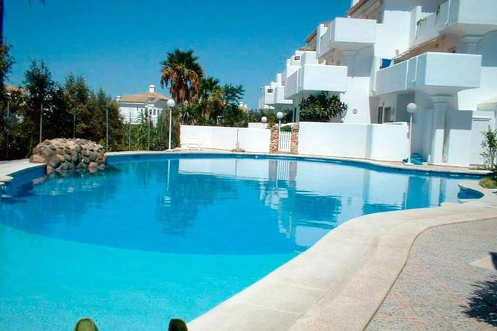 Apartamento para 5 personas, con piscina para niños y piscina además de balcón y jardín en Novo Sancti Petri