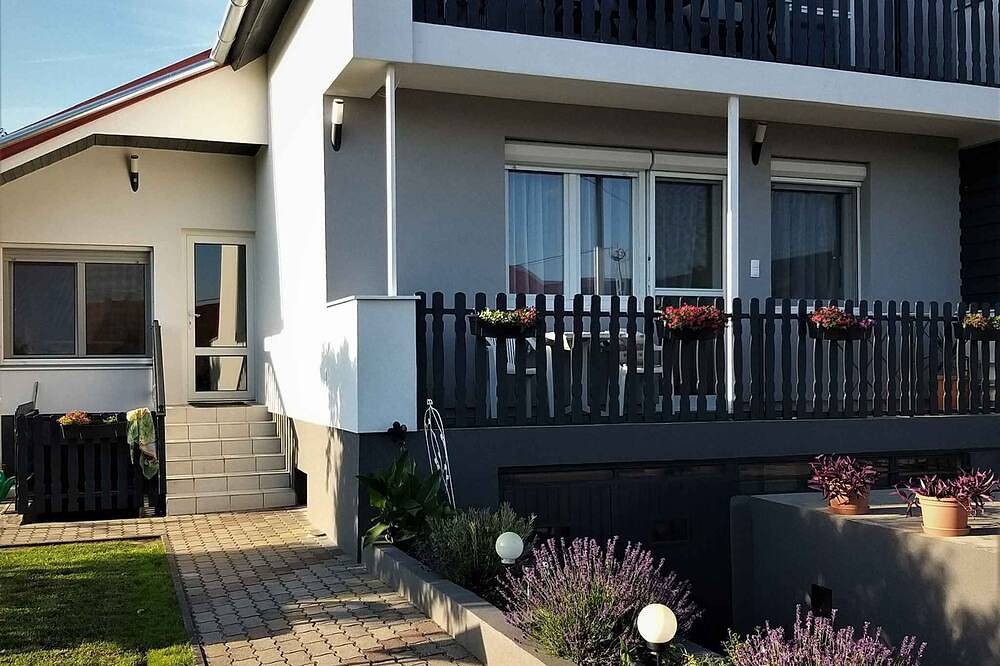 Entire apartment, Holiday apartment with large garden in Gyenesdiás, Keszthely region