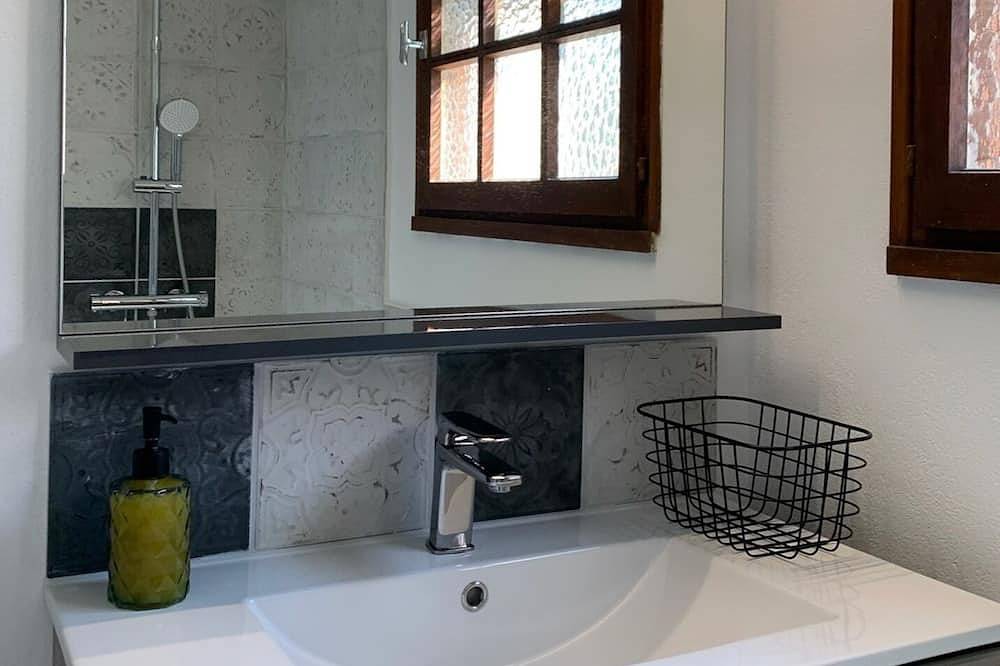 Appartement entier, Gîte studio avec loggia à Venasque en Provence in Venasque, Parc naturel régional du Mont-Ventoux