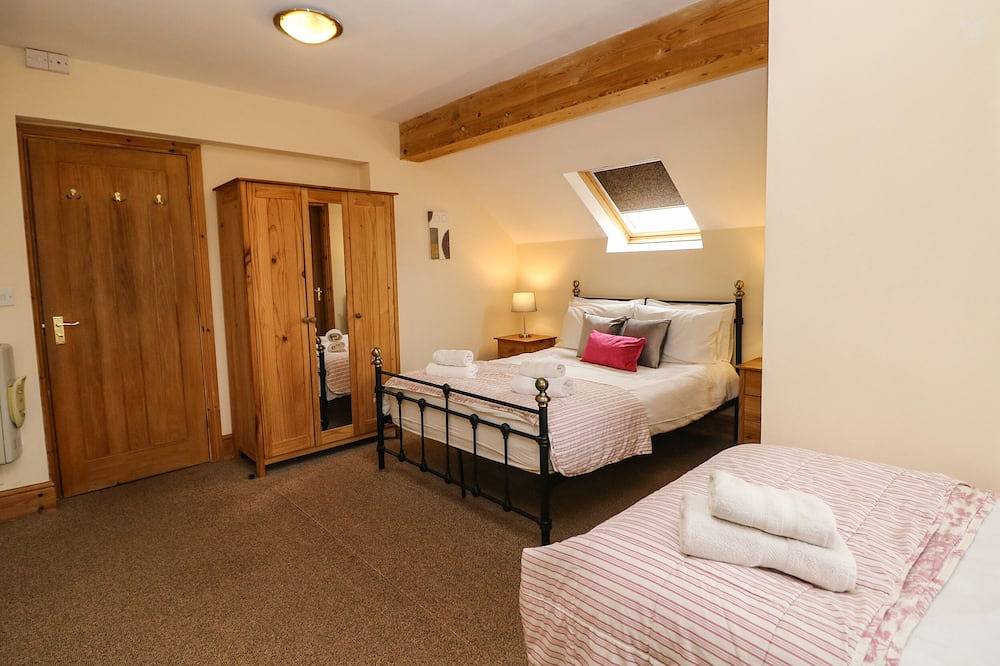 Bottomhouse Barn, pet friendly, luxury holiday cottage in Ipstones in Staffordshire