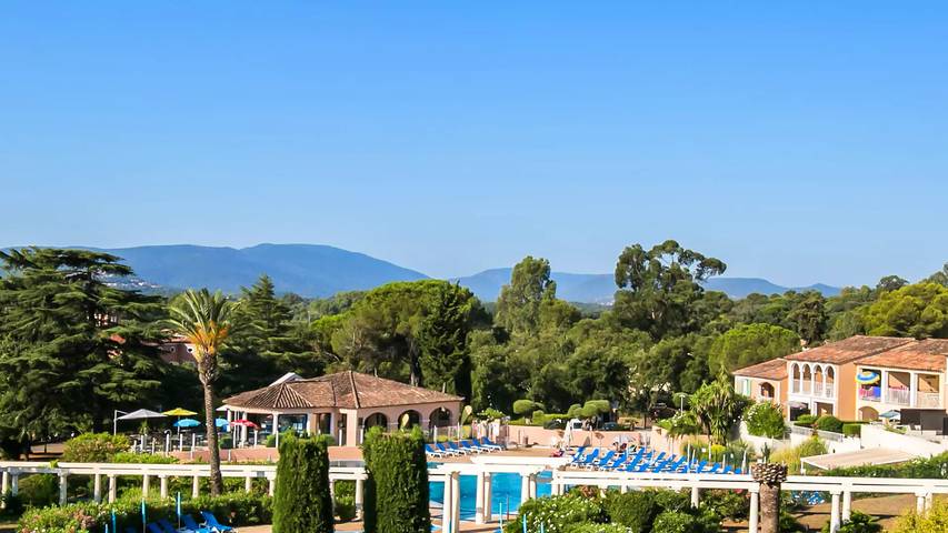 Ferienwohnung für 6 Personen, mit Balkon und Ausblick sowie Pool, mit Haustier in Grimaud - 2