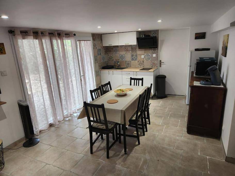 Appartement entier, Two-Bedroom Apartment in Sauvian, Côte méditerranéenne (France)