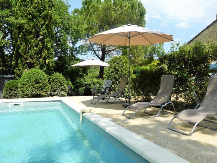 Location de vacances pour 8 personnes, avec jardin ainsi que vue et piscine à Entrechaux