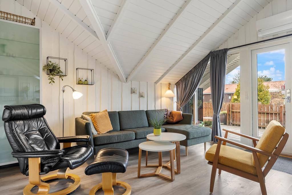 Authentic holiday home with whirlpool, sauna and fireplace in Lodbjerg Hede, Ringkøbing