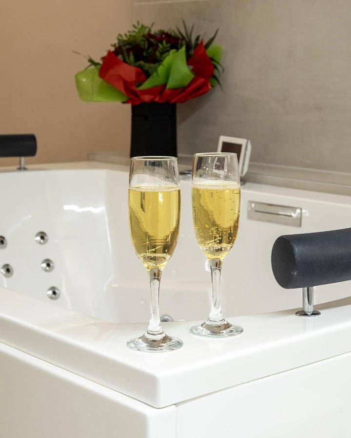 Appartement entier, Donjon des Sens - Suite avec Spa - 10 min de Metz in Marly (Moselle), Metz-Campagne