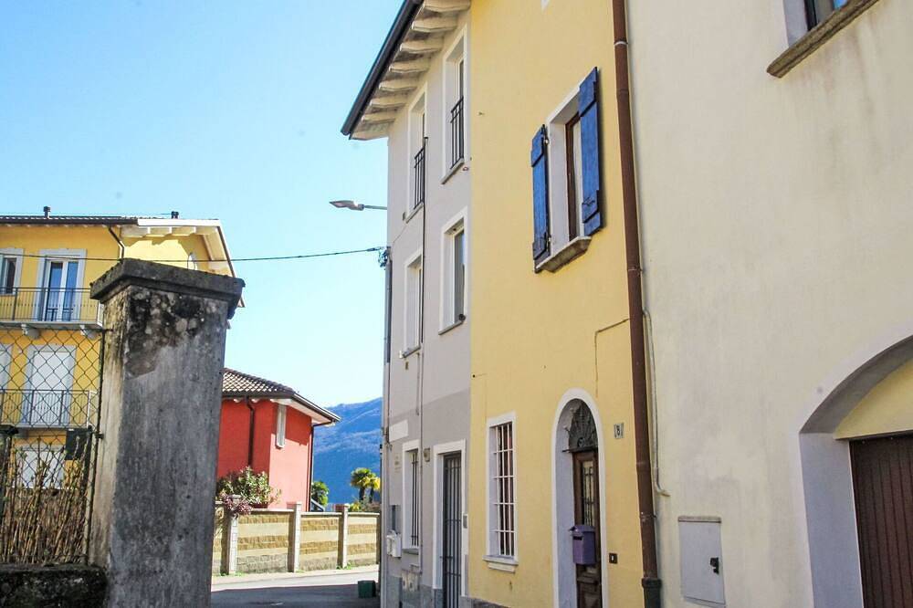 Ganze Wohnung, Gemütliche Wohnung für 3 Gäste mit Tv, Balkon, Haustiere erlaubt und Parkplatz in Lavena Ponte Tresa, Luganer See (Lombardei)