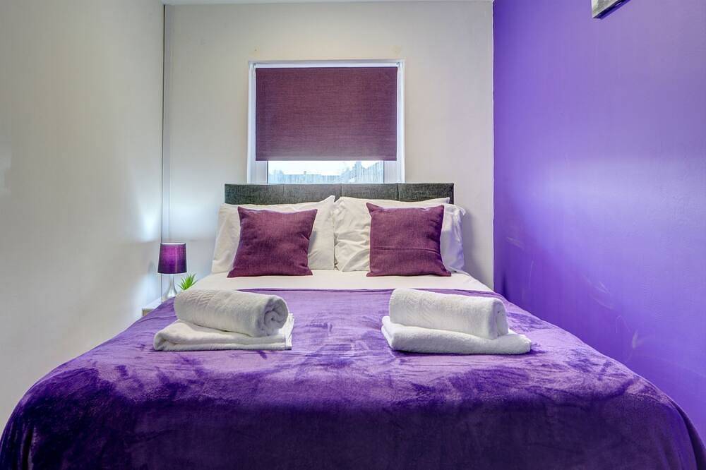 Central 3-bed House, sleeps 8 by Mbiz in Northampton, Northamptonshire