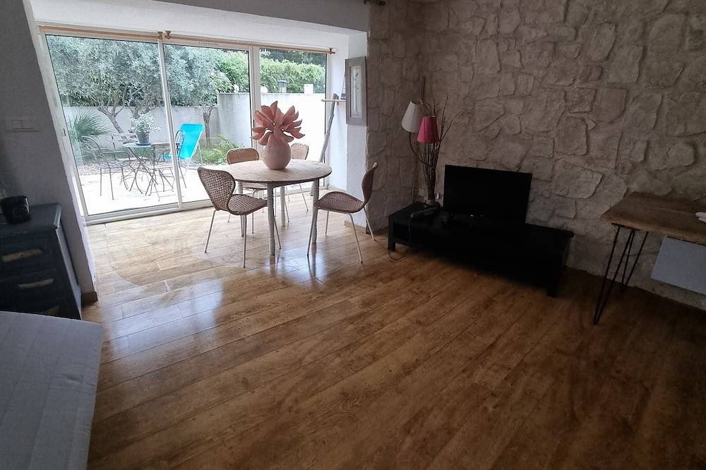 Entire apartment, Appartement Dans Propriété au Calme Avec Piscine in Rognac, Istres region