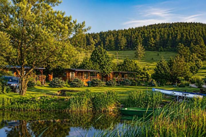 Camping pour 4 personnes, avec vue sur le lac ainsi que jardin et vue, animaux acceptés en Pologne