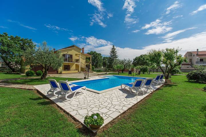 Ferienwohnung für 2 Personen, mit Terrasse und Garten sowie Pool in Porec und Umgebung