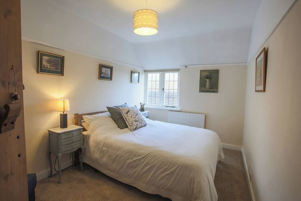 The Spy’s House | Luxury 7 Bed | Hot Tub | 3 Acres | Near London in Worplesdon, Guildford