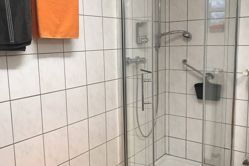 Ganze Wohnung, Ruhig gelegene Ferienwohnung mit Terrasse und kl. Garten, 5 Min mit Pkw z. Bhf. in Leichlingen, Rheinisch-Bergischer Kreis