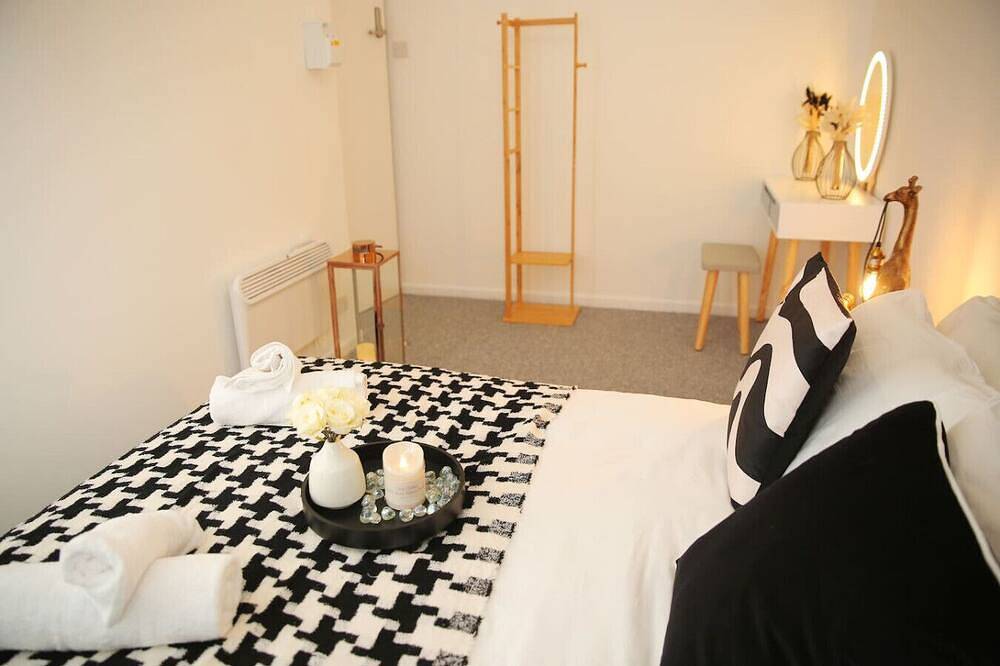 Private Room, 4 minutes walk from Airport Parking in Luton, Chiltern Hills