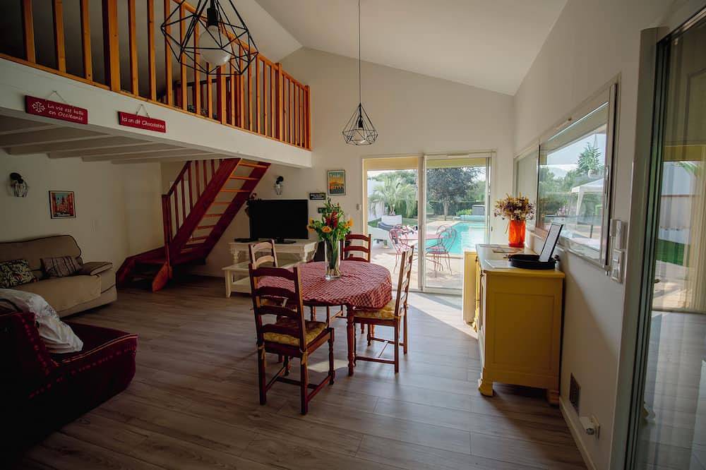 Maison de vacances piscine partagée parking privé et sécurisé grand espaces in Coufouleux, Région d'Albi