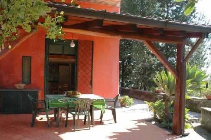 Ferienhaus für 4 Personen, mit Garten und Terrasse in Ätna