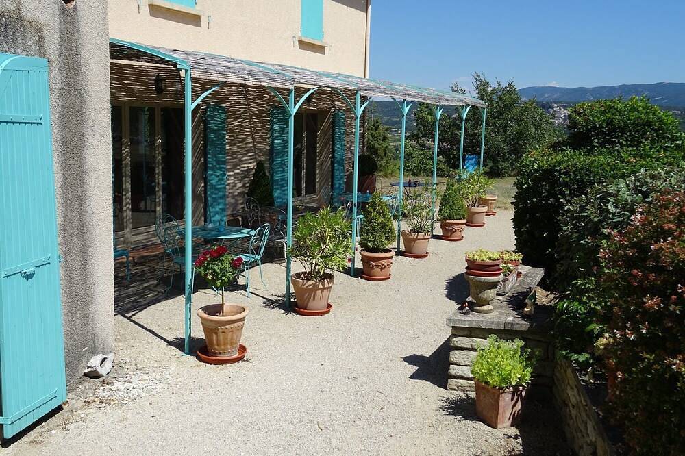 Cante Grillet en provence au pied du Luberon Lacoste Chambre Nais in Lacoste, Parc naturel régional du Luberon