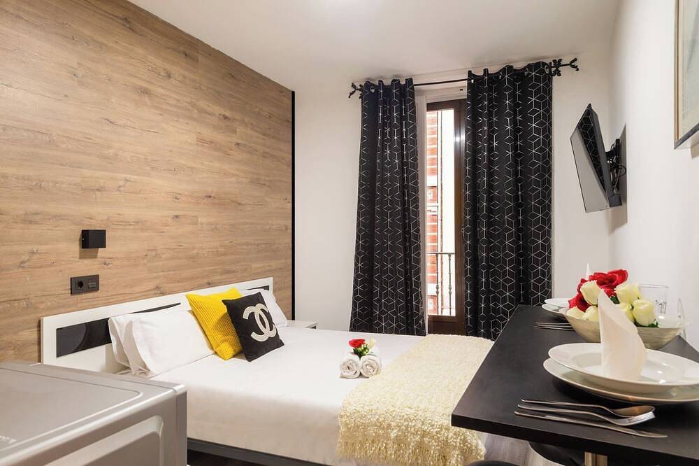 Sunny Double Room with Bathroom Gran Via | R131S in Centro (Madrid), Madrid
