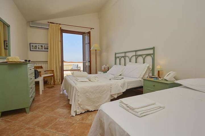 Villa with pool, 5 rooms with private bath, between Palermo and Cefalù in Torre Colonna-Sperone, Altavilla Milicia