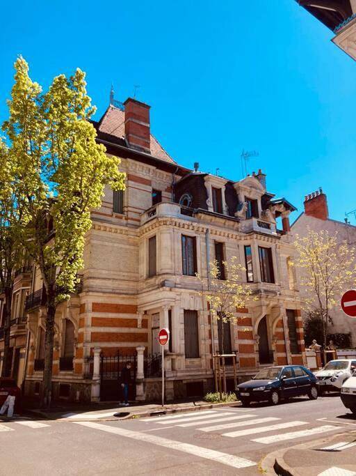 Location de vacances pour 10 personnes, avec Balcon ainsi que Terrasse et Jardin à Vichy
