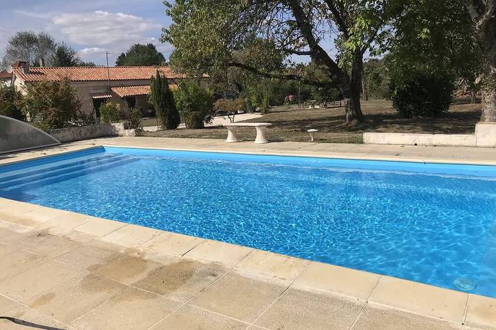 Gîte pour 5 personnes, avec jardin dans Boisne La Tude