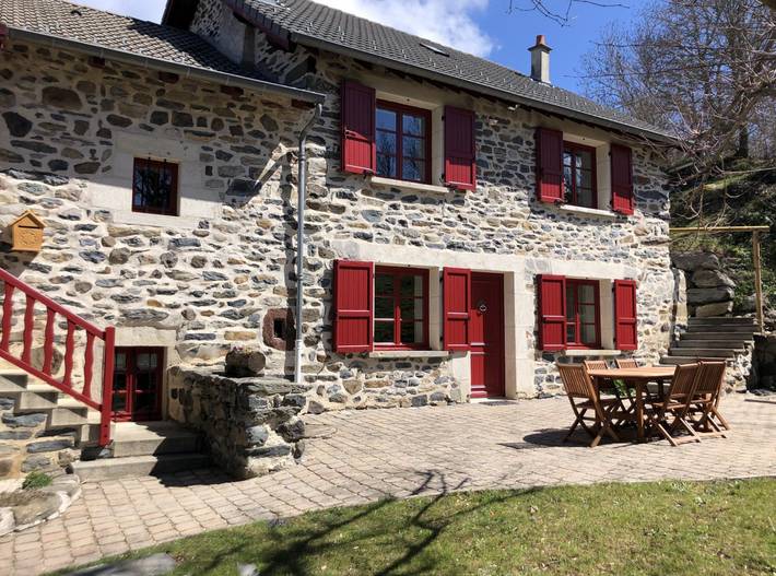 Gîte pour 4 personnes, avec terrasse ainsi que piscine et jardin