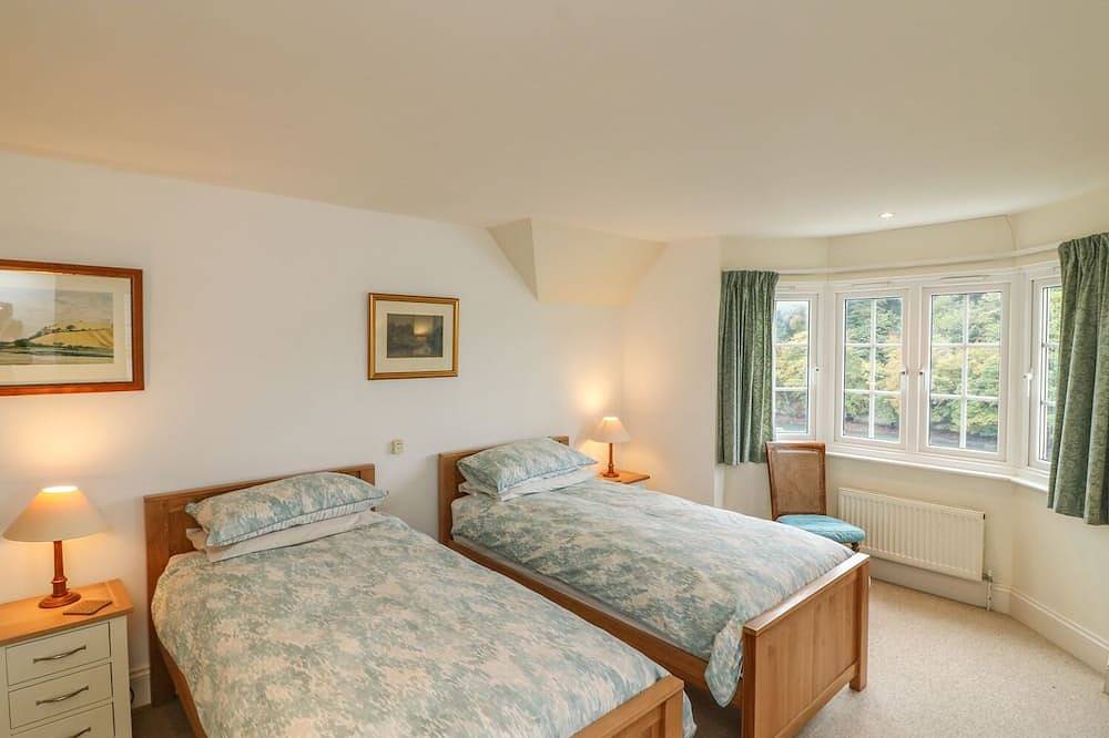 Timbers, family friendly, with open fire in Newton Ferrers in Newton and Noss, South Devon