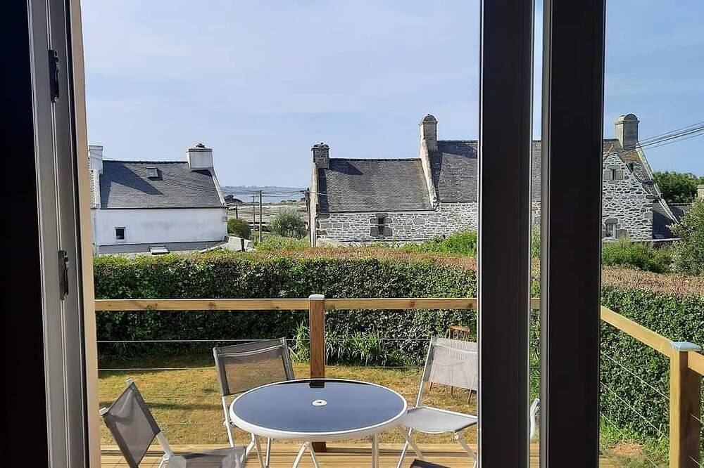 Ty mezou.Petite maison de pêcheur, en bord de mer longeant le. in Porspoder, Région de Brest