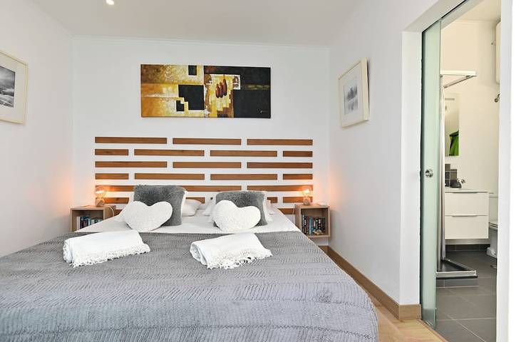 Entire apartment, Awaiting you at Chez Nous the 1 bedroom home with a sea view. Sleeps 2 Guests in Praia das Maçãs, Azenhas do Mar