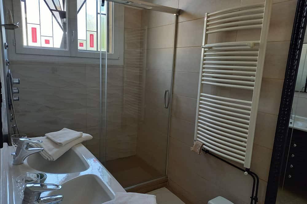 Chambre climatisée avec Salle de bain, toilettes indépendantes et garage in Perpignan, Côte d'Améthyste