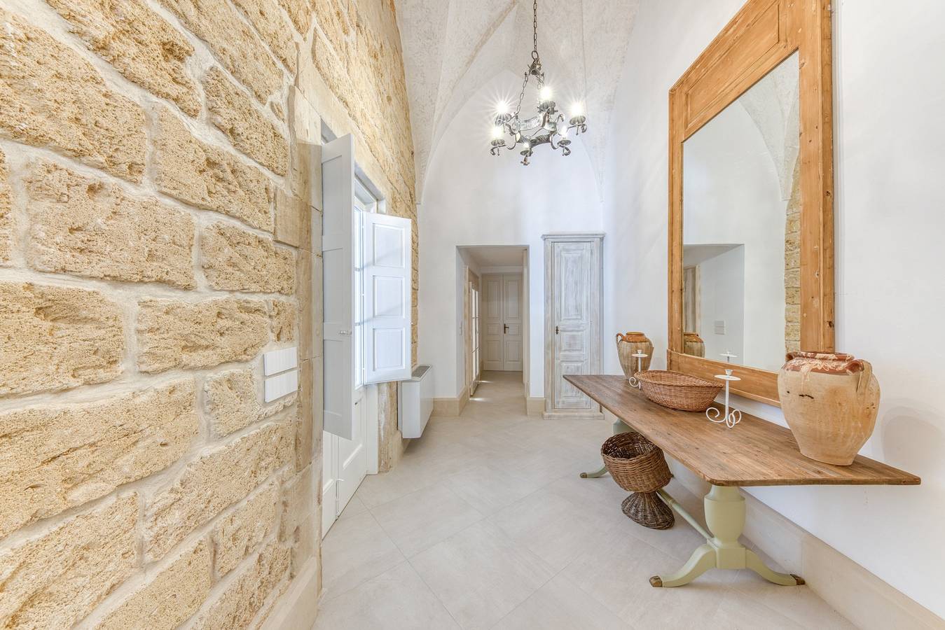 Suite Basium im Liberty-Palazzo von 1918 mit Garten, Außenbadewanne und Wlan in Corsano, Lecce Provinz