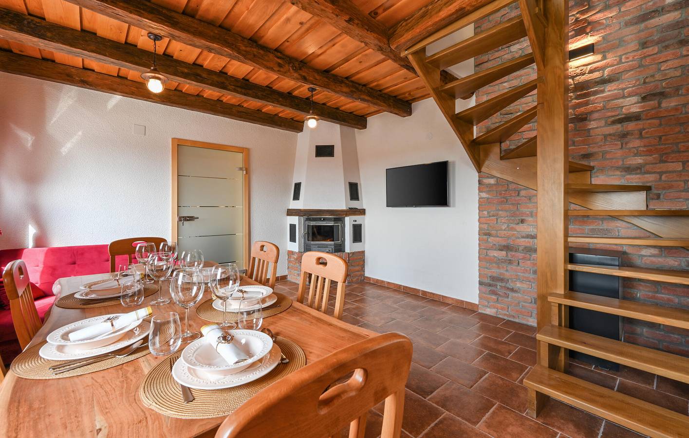 Ruim appartement met 2 slaapkamers, zwembad, terras en wifi in Koprivnica-Krizevci