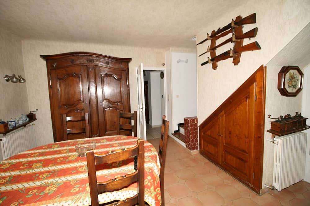 Large 3-star building with swimming pool sleeps 11 in Gravières, Parc naturel régional des Monts d'Ardèche