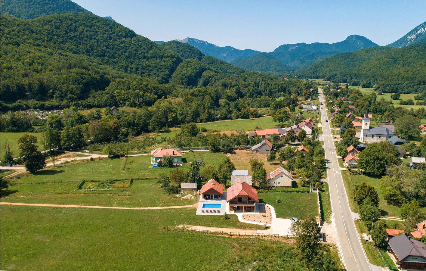 Charmante 2-Zimmer-Wohnung mit Pool und Terrasse, 2 km vom Fluss Rakovac entfernt in Gospitsch, Naturpark Velebit