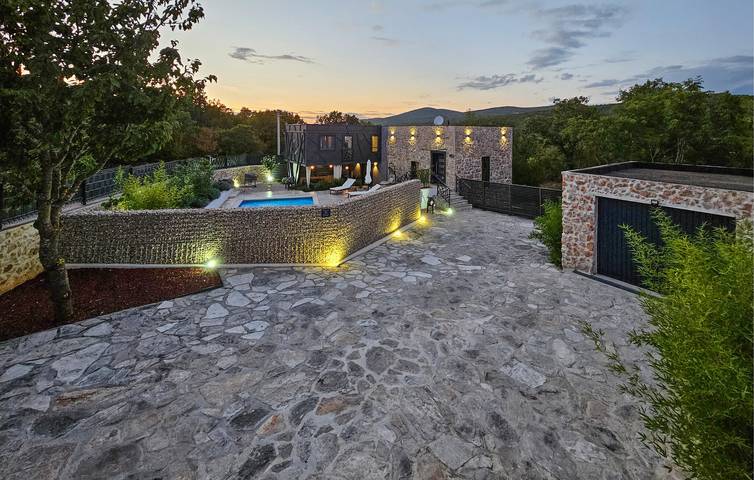 Geräumige 2-Zimmer-Wohnung mit Pool, Terrasse und WLAN in Dalmatinisches Zagora