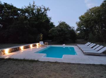 Gîte pour 8 personnes, avec jardin et piscine, adapté aux familles à Richerenches