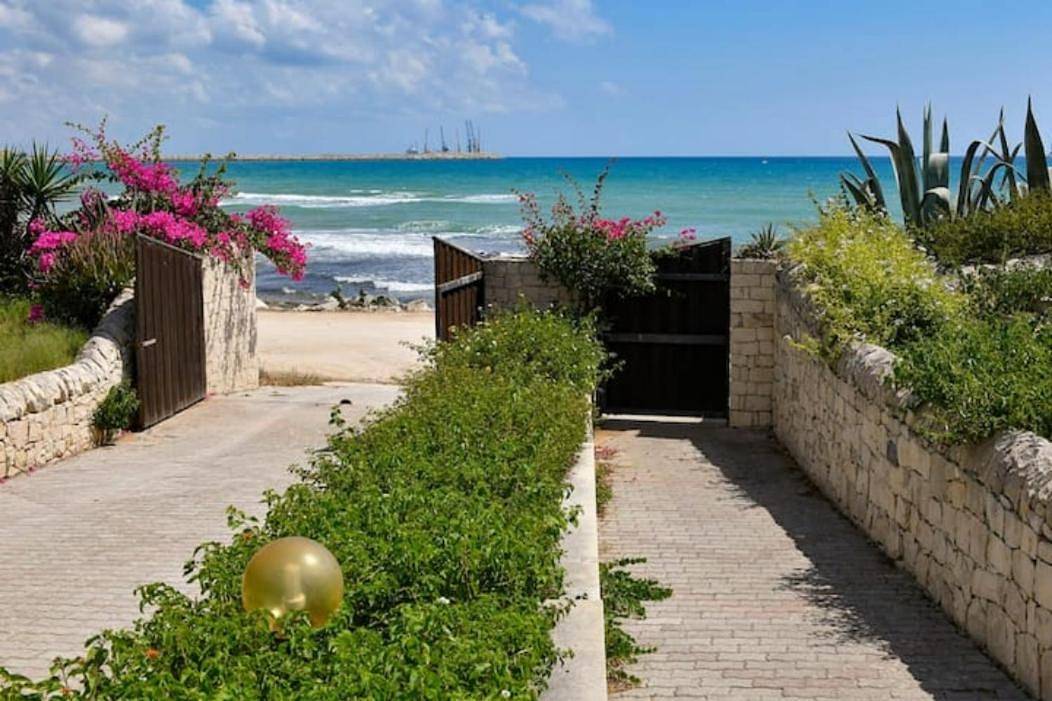 Seafront Villa "Mare in casa" in Marina di Modica, Modica