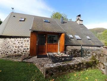 Gîte pour 5 personnes, avec vue et terrasse à Cheylade