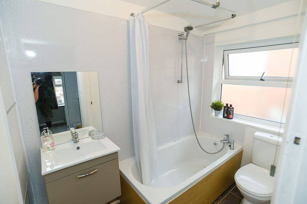 Fabulous Home from Home 3 bed House in Crewe, Cheshire East