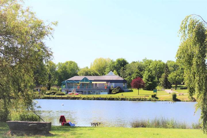 Gîte pour 2 personnes, avec Terrasse ainsi que Piscine et Vue à Merdrignac
