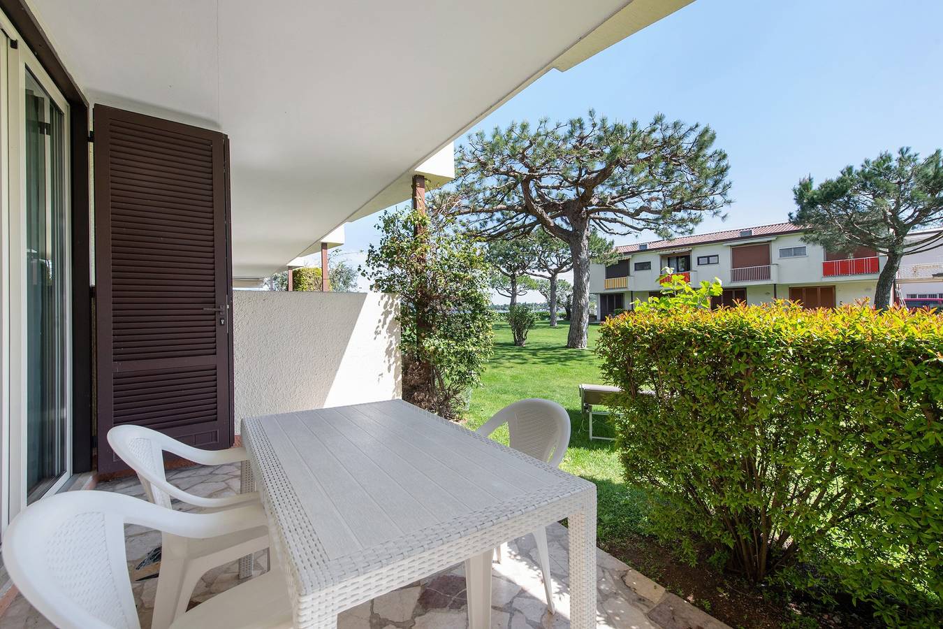 Appartamento intero, Appartamento per vacanze 'Lago Blu' con vista lago, terrazza e giardino in comune in Manerba del Garda, Prealpi Gardesane
