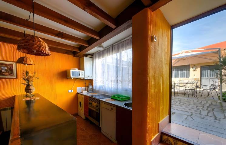 Casa rural 'La Casa Grande' con chimenea, patio con barbacoa y wifi in Barco de Ávila, El Barco de Ávila