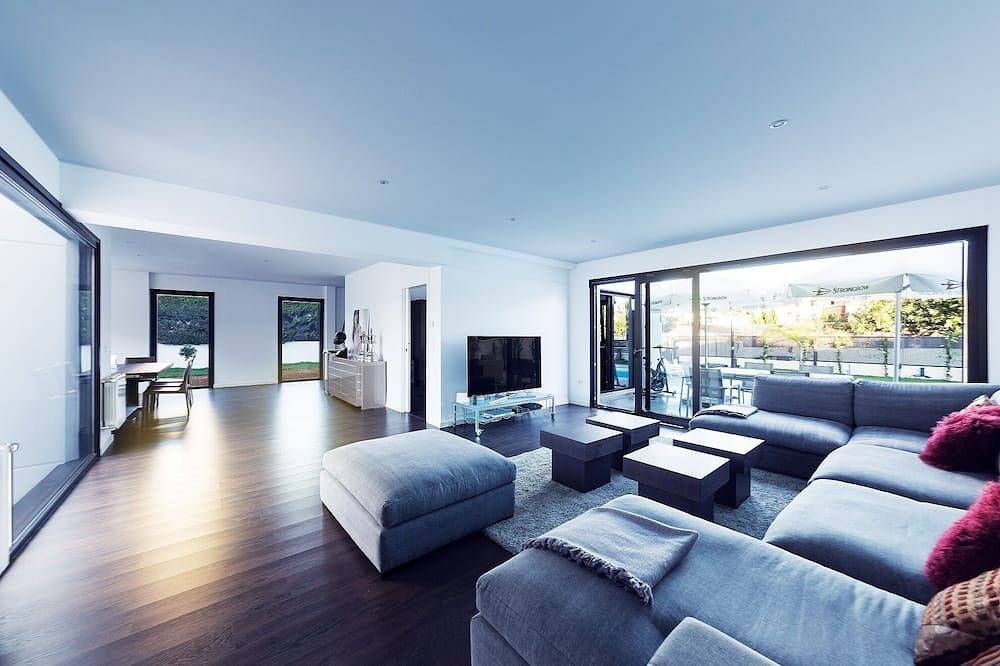 Villa de lujo ultra moderna, 5 dormitorios cerca Puerto Banus y playas. in Marbella West, Marbella