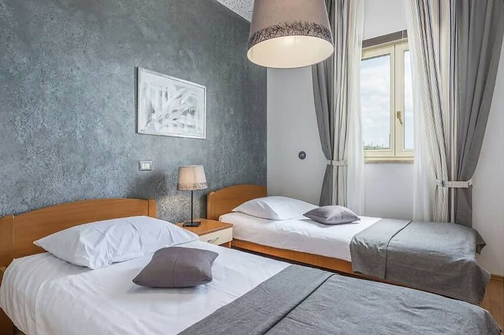 Quiet and beautiful house with amazing sea view and outside kitchen by the pool in Raša, Ostküste Istrien