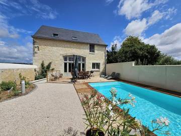 Gîte pour 6 personnes, avec jardin ainsi que terrasse et piscine à Avon-les-Roches