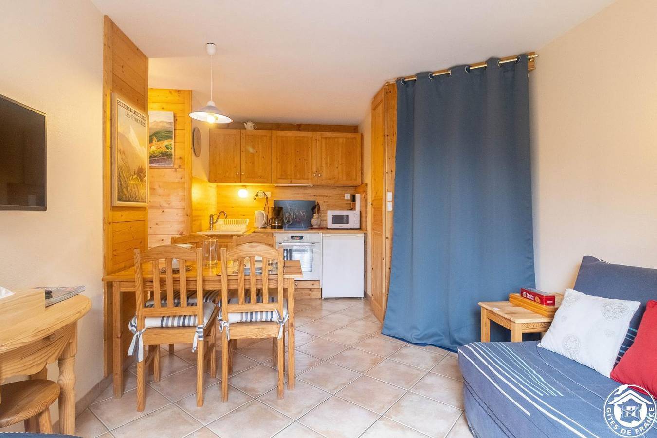 Charmantes Ferienhaus in Strandnähe mit Parkplatz, TV und Garten in Chèze, Nationalpark Pyrenäen