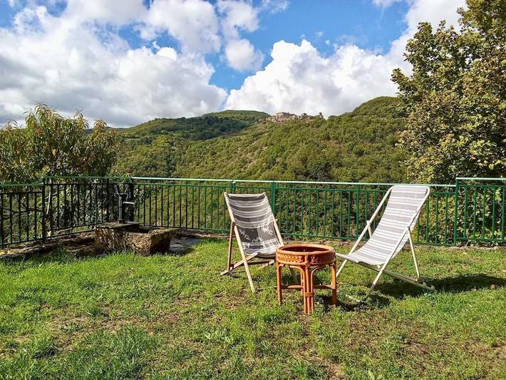 Location de vacances pour 4 personnes, avec vue ainsi que jardin et terrasse, animaux acceptés à Castelnau-Pégayrols