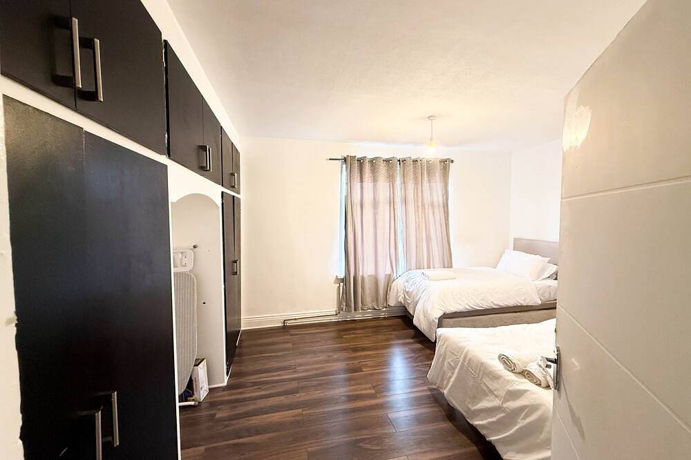 Spacious 3-Bed Home with Parking & Fast Wi-Fi in Kettering, Northamptonshire