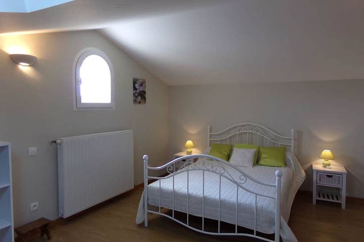 Gîte pour 5 personnes, avec terrasse et jardin à Niozelles - 3