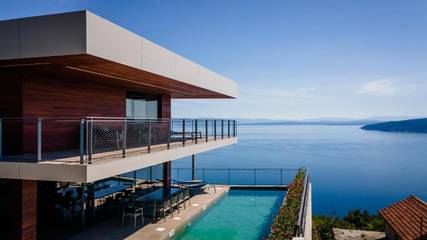 Cottage pour 12 personnes, avec piscine et sauna ainsi que balcon et jardin dans Mošćenice