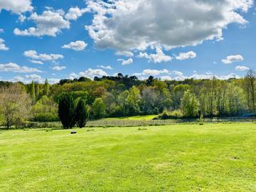 Gîte pour 6 personnes, avec terrasse ainsi que jardin et piscine à Savignac-de-Duras